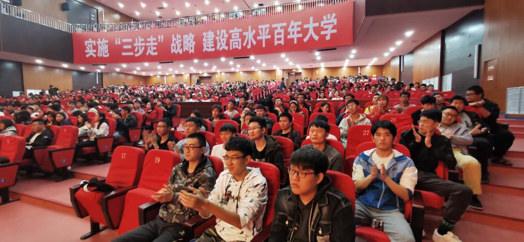 报告引起了员工的阵阵掌声 (2)
